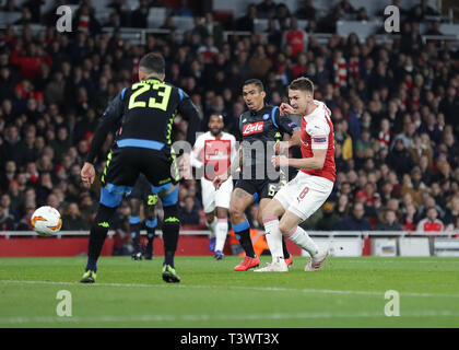 Emirates Stadium, London, UK. 11 Apr, 2019. UEFA Europa League Fußball, Viertelfinale, 1 Bein, Arsenal gegen Napoli; Aaron Ramsey von Arsenal schießt auf seinen Seiten 1 Tor in der 14. Minute es 1-0 Credit: Aktion plus Sport/Alamy Live NewsEditorial verwenden Sie nur, eine Lizenz für die gewerbliche Nutzung erforderlich zu machen. Keine Verwendung in Wetten, Kredit: Aktion plus Sport/Alamy Live NewsEditorial nur verwenden, eine Lizenz für die gewerbliche Nutzung erforderlich. Keine Verwendung in Wetten, Kredit: Aktion plus Sport/Alamy leben Nachrichten Stockfoto