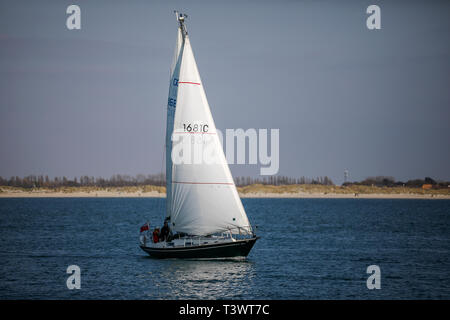 Hayling Island, Hampshire, UK. 11. April 2019. Schöne sonnige Wetter entlang der Südküste heute. Die Aussicht von Hayling Island Sailing Club auf Hayling Island in Hampshire. Credit: James Jagger/Alamy leben Nachrichten Stockfoto