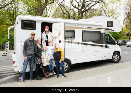 Berlin, Deutschland. 11 Apr, 2019. Die Braavig Familie mit Vater Thor (L-R) und Mutter Maria Braavig und ihre vier Kinder, Filippa (M), Lydia (Zurück), Aaron und Amy (r), vor ihrem Wohnwagen auf dem anlässlich der Premiere des Films "Zwei Familien auf Weltreise' stand. Der Film wird bundesweit am 18. April veröffentlicht werden. Quelle: Annette Riedl/dpa/Alamy leben Nachrichten Stockfoto