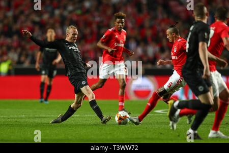 Lissabon, Portugal. 11 Apr, 2019. firo: 11.04.2019, Fußball, Fußball: UEFA Europa League, EL, Saison 2018/2019 Viertelfinale, Hinspiel, Benfica - Eintracht Frankfurt Lissabon, Portugal - 11. April: Sebastien Ritt von Eintracht Frankfurt (L) Mias mit Ljubomir Fejsa von SL Benfica (R) | Verwendung der weltweiten Kredit: dpa/Alamy leben Nachrichten Stockfoto