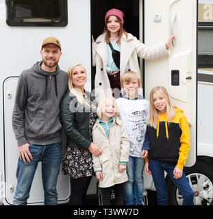 Berlin, Deutschland. 11 Apr, 2019. Die Braavig Familie mit Vater Thor (L-R) und Mutter Maria Braavig und ihre vier Kinder, Filippa (M), Lydia (Zurück), Aaron und Amy (r), vor ihrem Wohnwagen auf dem anlässlich der Premiere des Films "Zwei Familien auf Weltreise' stand. Der Film wird bundesweit am 18. April veröffentlicht werden. Quelle: Annette Riedl/dpa/Alamy leben Nachrichten Stockfoto