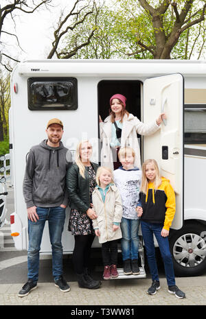 Berlin, Deutschland. 11 Apr, 2019. Die Braavig Familie mit Vater Thor (L-R) und Mutter Maria Braavig und ihre vier Kinder, Filippa (M), Lydia (Zurück), Aaron und Amy (r), vor ihrem Wohnwagen auf dem anlässlich der Premiere des Films "Zwei Familien auf Weltreise' stand. Der Film wird bundesweit am 18. April veröffentlicht werden. Quelle: Annette Riedl/dpa/Alamy leben Nachrichten Stockfoto