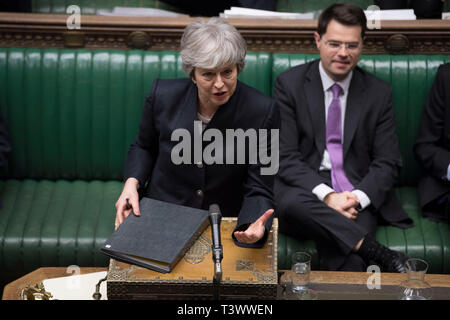 London, Großbritannien. 11 Apr, 2019. Der britische Premierminister Theresa May (Vorne) spricht im Unterhaus in London, Großbritannien, 11. April 2019. Theresa May am Donnerstag vor schwierige Fragen von Brexit Gesetzgeber über die neuesten Entwicklungen, darunter auch einen Anruf von seinem Amt zurückzutreten, nachdem Sie von Brüssel mit einem neuen Brexit Nebenstelle zurückgeleitet. Credit: britische Parlament/Jessica Taylor/Xinhua/Alamy leben Nachrichten Stockfoto