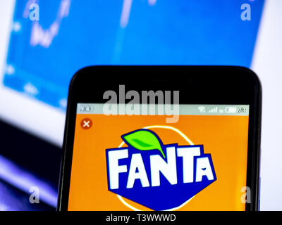 Kiew, Ukraine. 11 Apr, 2019. In diesem Foto, Bild a Fanta Logo auf einem Smartphone gesehen angezeigt. Quelle: Igor Golovniov/SOPA Images/ZUMA Draht/Alamy leben Nachrichten Stockfoto