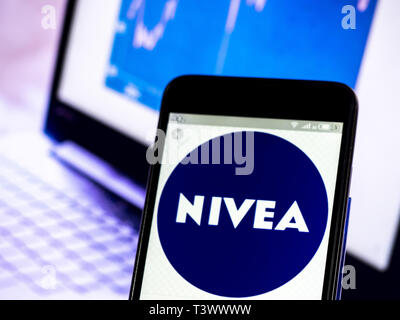 Kiew, Ukraine. 11 Apr, 2019. In diesem Foto Illustration eine NIVEA Logo auf einem Smartphone gesehen angezeigt. Quelle: Igor Golovniov/SOPA Images/ZUMA Draht/Alamy leben Nachrichten Stockfoto