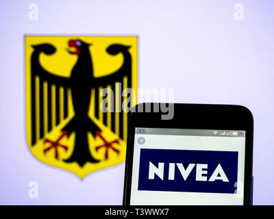 Kiew, Ukraine. 11 Apr, 2019. In diesem Foto Illustration eine NIVEA Logo auf einem Smartphone gesehen angezeigt. Quelle: Igor Golovniov/SOPA Images/ZUMA Draht/Alamy leben Nachrichten Stockfoto