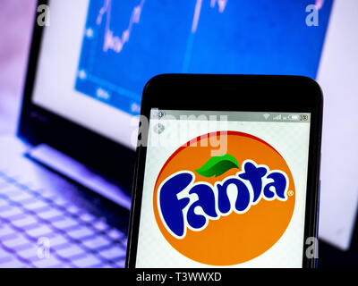 Kiew, Ukraine. 11 Apr, 2019. In diesem Foto, Bild a Fanta Logo auf einem Smartphone gesehen angezeigt. Quelle: Igor Golovniov/SOPA Images/ZUMA Draht/Alamy leben Nachrichten Stockfoto