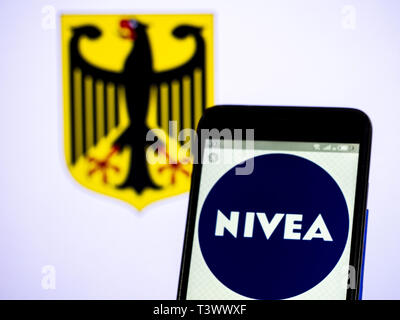 Kiew, Ukraine. 11 Apr, 2019. In diesem Foto Illustration eine NIVEA Logo auf einem Smartphone gesehen angezeigt. Quelle: Igor Golovniov/SOPA Images/ZUMA Draht/Alamy leben Nachrichten Stockfoto