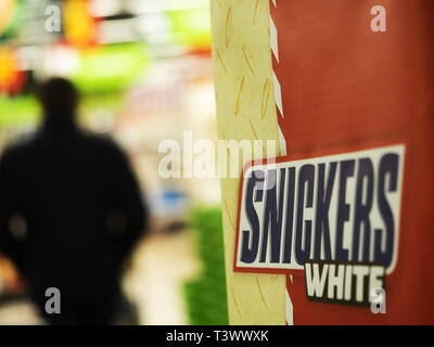 Kiew, Ukraine. 11 Apr, 2019. Snickers Weißes Logo am Eingang zum Supermarkt in Kiew gesehen. Quelle: Igor Golovniov/SOPA Images/ZUMA Draht/Alamy leben Nachrichten Stockfoto