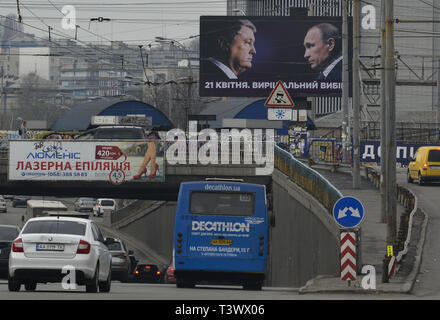 Kiew, Ukraine. 11 Apr, 2019. Eine Kampagne Plakat mit Portraits der Ukrainische Präsident und Präsidentschaftskandidat Petro Poroschenko (L) und der russische Präsident Wladimir Putin (R) sagte, am 21. April. Die entscheidende Wahl!, wird gesehen, in Kiew, Ukraine. Die zweite Runde der Präsidentschaftswahlen in der Ukraine am 21. April 2019 statt. Credit: Sergei Chuzavkov/SOPA Images/ZUMA Draht/Alamy leben Nachrichten Stockfoto