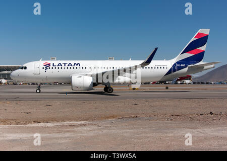 Santiago, Chile. 19 Mär, 2019. LATAM Airlines Airbus 320 NEO rollens am Flughafen Santiago gesehen. Credit: Fabrizio Gandolfo/SOPA Images/ZUMA Draht/Alamy leben Nachrichten Stockfoto