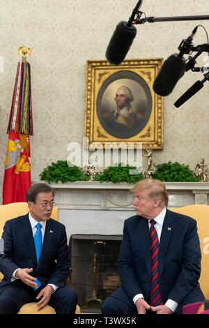 Washington, Vereinigte Staaten von Amerika. 11 Apr, 2019. Us-Präsident Donald Trump Chats mit südkoreanischen Präsidenten Moon Jae-in, Links, vor Beginn ihrer Sitzung im Oval Office des Weißen Hauses April 11, 2019, Washington, DC Quelle: Planetpix/Alamy leben Nachrichten Stockfoto