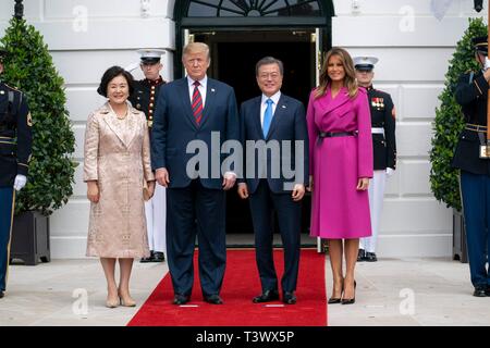 Washington, Vereinigte Staaten von Amerika. 11 Apr, 2019. Us-Präsident Donald Trump, steht mit südkoreanischen Präsidenten Moon Jae-in, Frau Kim Jung-sook und die erste Dame Melania Trump während Ankunft Zeremonien an der südlichen Vorhalle Eingang des Weißen Hauses April 11, 2019, Washington, DC Quelle: Planetpix/Alamy leben Nachrichten Stockfoto