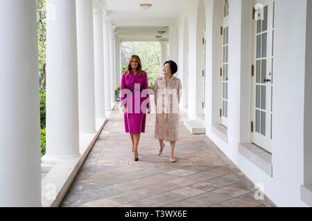 Washington, Vereinigte Staaten von Amerika. 11 Apr, 2019. First Lady der USA Melania Trump und Südkoreanischen First Lady Kim Jung-sook, rechts, Spaziergang entlang der West Colonnade des Weißen Hauses April 11, 2019, Washington, DC Quelle: Planetpix/Alamy leben Nachrichten Stockfoto