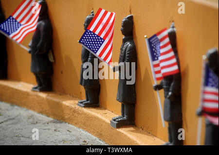 Hillsborough, CA, USA. 11 Apr, 2019. Hillsborough, CA, USA - Reißzähne terra-cotta Soldaten in die stützmauer Embedded gibt es Sie und das Haus zu schützen. Credit: Neal Gewässer/ZUMA Draht/Alamy leben Nachrichten Stockfoto