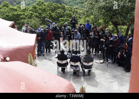 Hillsborough, CA, USA. 11 Apr, 2019. Hillsborough, CA, USA - die lokalen und nationalen Medien kam die Ankündigung einer Klage gegen die Stadt von Hillsborough zur Deckung von Flintstone Haus Florenz Fang. Credit: Neal Gewässer/ZUMA Draht/Alamy leben Nachrichten Stockfoto