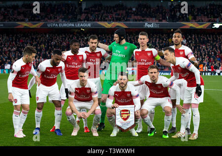 London, Großbritannien. 11 Apr, 2019. Arsenal Mix Up pre Match Team Foto (L-R) Lucas Torreira, Alexandre Lacazette, Ainsley Maitland-Niles, Sokratis Papastathopoulos, Torwart Petr Cech, Laurent Koscielny & Pierre-Emerick Aubameyang (vordere Reihe l-r) Aaron Ramsey, Sead Kolasinac, Nacho Monreal & Mesut Ozil von Arsenal während der UEFA Europa League Spiel zwischen Arsenal und S.S.C Napoli im Emirates Stadium, London, England am 11. April 2019. Foto von Andy Rowland. Credit: PRiME Media Images/Alamy leben Nachrichten Stockfoto