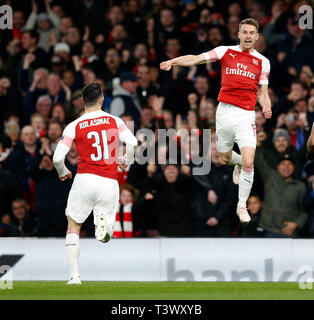 London, Großbritannien. 11 Apr, 2019. Von Arsenal Aaron Ramsey (R) feiert nach dem Scoring Das erste Ziel mit Sead Kolasinac während der UEFA Europa League Viertelfinale Hinspiel Spiel zwischen Arsenal und Napoli im Emirates Stadium in London, Großbritannien, das am 11. April 2019. Arsenal gewann 2-0. Quelle: Matthew Impey/Xinhua/Alamy leben Nachrichten Stockfoto