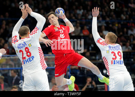 Belgrad, Serbien. 11 Apr, 2019. Serbiens Nemanja Zelenovic (C) Mias mit Kroatiens Zeljko Musa (L) und David Mandic während der 2020 Männer Handball WM-Qualifikationsspiel zwischen Serbien und Kroatien in Belgrad, Serbien, am 11. April 2019. Match endete in einem 25-25 zeichnen. Credit: Predrag Milosavljevic/Xinhua/Alamy leben Nachrichten Stockfoto