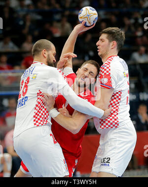 Belgrad, Serbien. 11 Apr, 2019. Serbiens Mijajlo Marsenic (C) Mias mit Kroatiens Zeljko Musa (L) und Marko Mamic während der 2020 Männer Handball WM-Qualifikationsspiel zwischen Serbien und Kroatien in Belgrad, Serbien, am 11. April 2019. Match endete in einem Draw von 25-25. Credit: Predrag Milosavljevic/Xinhua/Alamy leben Nachrichten Stockfoto