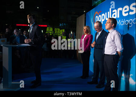 Malaga, Spanien. 11 Apr, 2019. Pablo Montesinos, Kandidat von Malaga zum Kongress der Spanischen Volkspartei, spricht in einer öffentlichen Veranstaltung bei der Eröffnung der spanischen Parlamentswahlen. Heute 12 April, oficially startet die Kampagne für den spanischen Parlamentswahlen am 28. April geplant ist. Die spanische Volkspartei und ihr Anführer und Präsidentschaftskandidat Pablo Casado, hoffen, dass das nächste Spanische Premierminister wurde. Credit: Jesus Merida/SOPA Images/ZUMA Draht/Alamy leben Nachrichten Stockfoto