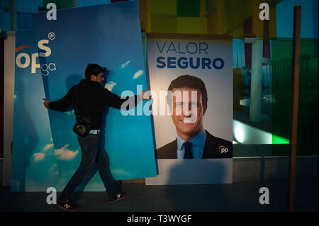 Malaga, Spanien. 11 Apr, 2019. Ein großes Plakat, Präsidentschaftskandidat Pablo Casado von Spanischen Volkspartei wird gesehen, wie ein Arbeitnehmer, der die Veranstaltung in einer öffentlichen Veranstaltung bereitet bei der Eröffnung der spanischen Parlamentswahlen. Heute 12 April, oficially startet die Kampagne für den spanischen Parlamentswahlen am 28. April geplant ist. Die spanische Volkspartei und ihr Anführer und Präsidentschaftskandidat Pablo Casado, hoffen, dass das nächste Spanische Premierminister wurde. Credit: Jesus Merida/SOPA Images/ZUMA Draht/Alamy leben Nachrichten Stockfoto