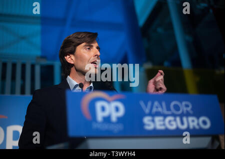 Malaga, Spanien. 11 Apr, 2019. Pablo Montesinos, Kandidat von Malaga zum Kongress der Spanischen Volkspartei, spricht in einer öffentlichen Veranstaltung bei der Eröffnung der spanischen Parlamentswahlen. Heute 12 April, oficially startet die Kampagne für den spanischen Parlamentswahlen am 28. April geplant ist. Die spanische Volkspartei und ihr Anführer und Präsidentschaftskandidat Pablo Casado, hoffen, dass das nächste Spanische Premierminister wurde. Credit: Jesus Merida/SOPA Images/ZUMA Draht/Alamy leben Nachrichten Stockfoto