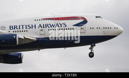 Richmond, British Columbia, Kanada. 9 Apr, 2019. Einen British Airways Boeing 747-400 (G-CIVT) breit - Körper jetliner auf kurze letzte Ansatz zur Landung auf dem Internationalen Flughafen von Vancouver. Credit: bayne Stanley/ZUMA Draht/Alamy leben Nachrichten Stockfoto