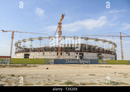 Doha, Katar. 12. April 2019. Einen allgemeinen Überblick über Al Thumama 40.000 - Sitz Fußballstadion im Bau wird Gastgeber der FIFA Fußball-Weltmeisterschaft 2022 in Katar von Ibrahim Jaidah Credit ausgelegt: Amer ghazzal/Alamy leben Nachrichten Stockfoto