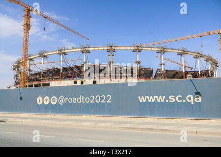 Doha, Katar. 12. April 2019. Einen allgemeinen Überblick über Al Thumama 40.000 - Sitz Fußballstadion im Bau wird Gastgeber der FIFA Fußball-Weltmeisterschaft 2022 in Katar von Ibrahim Jaidah Credit ausgelegt: Amer ghazzal/Alamy leben Nachrichten Stockfoto