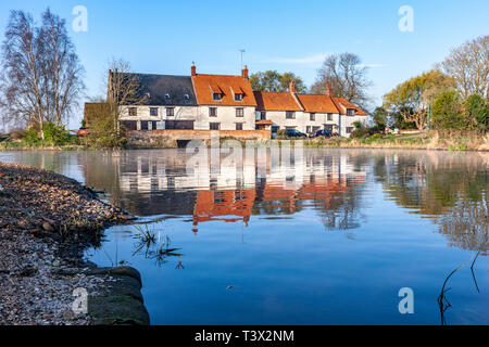 Great Doddington, Northamptonshire. Großbritannien 12. April 2019. UK Wetter: einer kalten sonnigen Morgen entlang der Nene Valley bei Hardwater überqueren, Kredit: Keith J Smith./Alamy leben Nachrichten Stockfoto