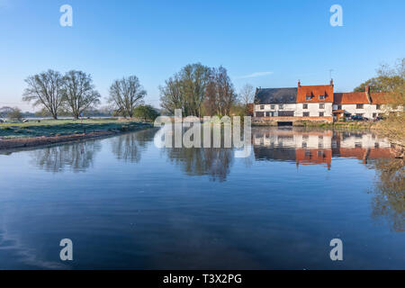 Great Doddington, Northamptonshire. Großbritannien 12. April 2019. UK Wetter: einer kalten sonnigen Morgen entlang der Nene Valley bei Hardwater überqueren, Kredit: Keith J Smith./Alamy leben Nachrichten Stockfoto