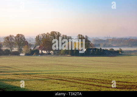 Great Doddington, Northamptonshire. Großbritannien 12. April 2019. UK Wetter: einer kalten sonnigen Morgen entlang der Nene Valley bei Hardwater überqueren, Kredit: Keith J Smith./Alamy leben Nachrichten Stockfoto