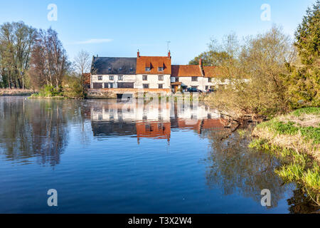 Great Doddington, Northamptonshire. Großbritannien 12. April 2019. UK Wetter: einer kalten sonnigen Morgen entlang der Nene Valley bei Hardwater überqueren, Kredit: Keith J Smith./Alamy leben Nachrichten Stockfoto