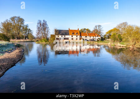 Great Doddington, Northamptonshire. Großbritannien 12. April 2019. UK Wetter: einer kalten sonnigen Morgen entlang der Nene Valley bei Hardwater überqueren, Kredit: Keith J Smith./Alamy leben Nachrichten Stockfoto