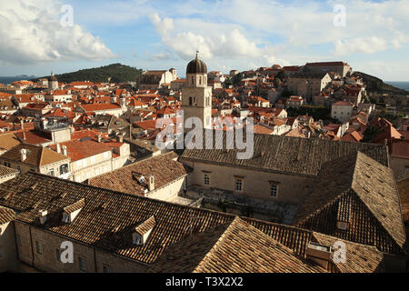 Dubrovnik. 12 Apr, 2019. Die Architekturen werden in der Altstadt von Dubrovnik in Kroatien, 11. April gesehen. Im Süden von Kroatien, Dubrovnik ist eines der Ziele der berühmtesten Touristen" durch die Adria. Die Altstadt von Dubrovnik wurde als Welterbe der UNESCO in 1979. In den letzten Jahren, Dubrovnik wurde weithin als Drehort in Kroatien für King's Landing bekannt, ist die Hauptstadt der Sieben Königreiche in der TV-Show Spiel der Throne. Credit: Zheng Huansong/Xinhua/Alamy leben Nachrichten Stockfoto