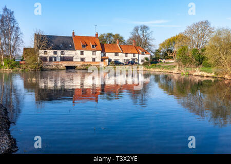 Great Doddington, Northamptonshire. Großbritannien 12. April 2019. UK Wetter: einer kalten sonnigen Morgen entlang der Nene Valley bei Hardwater überqueren, Kredit: Keith J Smith./Alamy leben Nachrichten Stockfoto