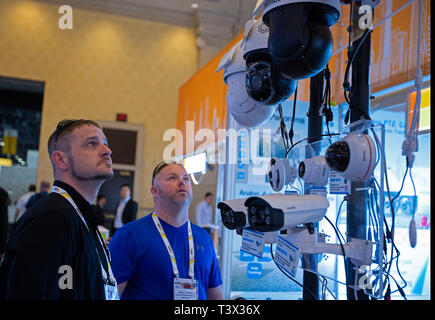 (190412) - Las Vegas, 12. April 2019 (Xinhua) - Menschen besuchen den Stand von Shenzhen Anxinshi Technology Co Ltd., auf der Internationalen Sicherheitskonferenz und Exposition (ISC West) in Las Vegas, USA, 10. April 2019. Chinesische Unternehmen sind auf der Suche nach mehr Möglichkeiten für den Handel auf dem amerikanischen Markt an der laufenden internationalen Sicherheit Konferenz und Messe hier. Insgesamt 154 chinesische Unternehmen aus den Bereichen der Überwachung, der Smart Homes, Zutrittskontrolle und Sicherheit, beteiligen sich an der jährlichen Messe von Mittwoch bis Freitag, die größte Sicherheit Industrie Stockfoto