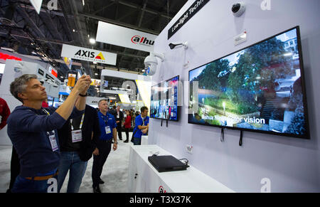 (190412) - Las Vegas, 12. April 2019 (Xinhua) - ein Besucher nimmt Fotos am Stand der Zhejiang Dahua Technologie auf der Internationalen Sicherheitskonferenz und Exposition (ISC West) in Las Vegas, USA, 10. April 2019. Chinesische Unternehmen sind auf der Suche nach mehr Möglichkeiten für den Handel auf dem amerikanischen Markt an der laufenden internationalen Sicherheit Konferenz und Messe hier. Insgesamt 154 chinesische Unternehmen aus den Bereichen der Überwachung, der Smart Homes, Zutrittskontrolle und Sicherheit, beteiligen sich an der jährlichen Messe von Mittwoch bis Freitag, die größte Sicherheit Industr Stockfoto