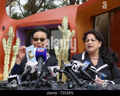 Hillsborough, USA. 11 Apr, 2019. Hausbesitzer Florenz Fang (l) und Rechtsanwalt Angela Alioto geben eine Pressekonferenz vor dem Feuerstein Haus in Hillsborough in der Nähe von San Francisco. Die Kalifornischen Fang ihre ungewöhnliche Flintstone House mit Meter hohen Dinosaurier und anderer Figuren geschmückt. Für einige Vertreter der Stadt in diesem phantastischen Ort, es ist ein Blot. Jetzt den Bau Streit vor Gericht zu gehen. Quelle: Barbara Munker/dpa/Alamy leben Nachrichten Stockfoto