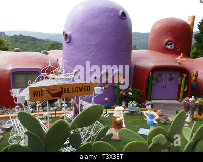 Hillsborough, USA. 11 Apr, 2019. Blick auf eine bunt bemalte Haus in ungewöhnliche Konstruktion in Hillsborough, in der Nähe von San Francisco. Ein Kalifornier ihre ungewöhnliche Flintstone House mit Meter hohen Dinosaurier und anderer Figuren geschmückt. Für einige Vertreter der Stadt in diesem phantastischen Ort, es ist ein Blot. Jetzt den Bau Streit vor Gericht zu gehen. Quelle: Barbara Munker/dpa/Alamy leben Nachrichten Stockfoto