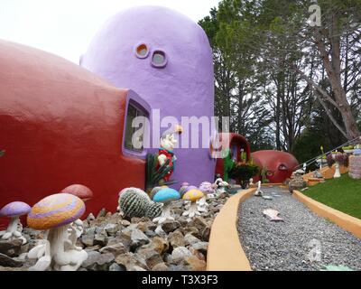 Hillsborough, USA. 11 Apr, 2019. Eine Abbildung von Fred Feuerstein (Fred Flintstone) steht vor einem bunt bemalten Haus in einer ungewöhnlichen Stil in Hillsborough, in der Nähe von San Francisco. Ein Kalifornier ihre ungewöhnliche Flintstone House mit Meter hohen Dinosaurier und anderer Figuren geschmückt. Für einige Vertreter der Stadt in diesem phantastischen Ort, es ist ein Blot. Jetzt den Bau Streit vor Gericht zu gehen. Quelle: Barbara Munker/dpa/Alamy leben Nachrichten Stockfoto