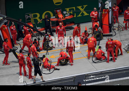 Shanghai, China. 12 Apr, 2019. 12.04.2019, Audi Shanghai International Circuit, Shanghai, 2019 Formel 1 GRAND PRIX VON CHINA HEINEKEN dargestellt Pit Crew wartet auf Sebastian Vettel (GER #5), Scuderia Ferrari Foto © nordphoto/Bratic | Verwendung der weltweiten Kredit: dpa/Alamy leben Nachrichten Stockfoto