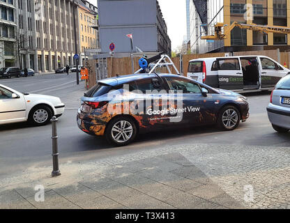 Berlin, Deutschland. 08 Apr, 2019. Ein Google Street View Fahrzeug mit seiner speziellen Kamera heruntergeklappt steht auf einer Straße Ecke. Quelle: Alexandra Schuler/dpa/Alamy leben Nachrichten Stockfoto