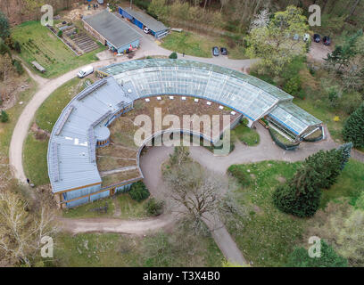 Eberswalde, Deutschland. 11 Apr, 2019. Den Forstbotanischen Garten der Hochschule für Nachhaltige Entwicklung Eberswalde (HNEE), Luftaufnahme mit einer Drohne. Foto: Patrick Pleul/dpa-Zentralbild/ZB/dpa/Alamy leben Nachrichten Stockfoto