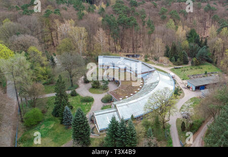 Eberswalde, Deutschland. 11 Apr, 2019. Den Forstbotanischen Garten der Hochschule für Nachhaltige Entwicklung Eberswalde (HNEE), Luftaufnahme mit einer Drohne. Foto: Patrick Pleul/dpa-Zentralbild/ZB/dpa/Alamy leben Nachrichten Stockfoto