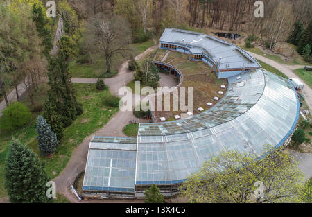 Eberswalde, Deutschland. 11 Apr, 2019. Den Forstbotanischen Garten der Hochschule für Nachhaltige Entwicklung Eberswalde (HNEE), Luftaufnahme mit einer Drohne. Foto: Patrick Pleul/dpa-Zentralbild/ZB/dpa/Alamy leben Nachrichten Stockfoto