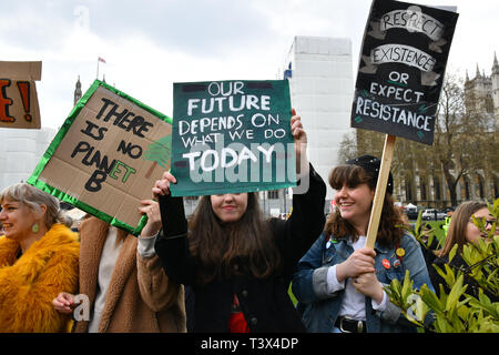 London, Großbritannien. 12. Apr 2019. Hunderte von Lärm Jugendliche auf London - YouthStrike 4 Klima - Streik/3 Am Parliament Square März bis Mitte London, UK. 12 Apr, 2019. Bild Capital/Alamy leben Nachrichten Stockfoto