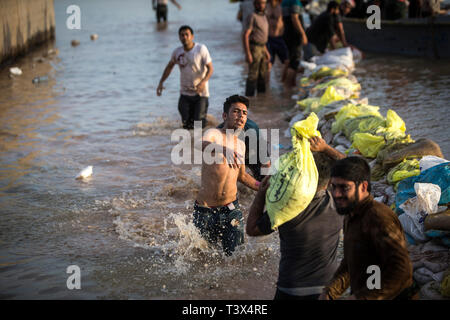 (190412) - AHVAZ, April 12, 2019 (Xinhua) - Menschen bauen handgefertigte Dämme der Fluten zu knapp außerhalb der Stadt Ahvaz, der Hauptstadt der Provinz Khuzestan, Iran, 11 April, 2019 Block. (Xinhua / Ahmad Halabisaz) Stockfoto