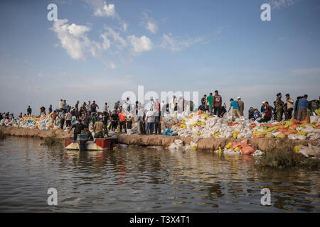 (190412) - AHVAZ, April 12, 2019 (Xinhua) - Menschen bauen handgefertigte Dämme der Fluten zu knapp außerhalb der Stadt Ahvaz, der Hauptstadt der Provinz Khuzestan, Iran, 11 April, 2019 Block. (Xinhua / Ahmad Halabisaz) Stockfoto